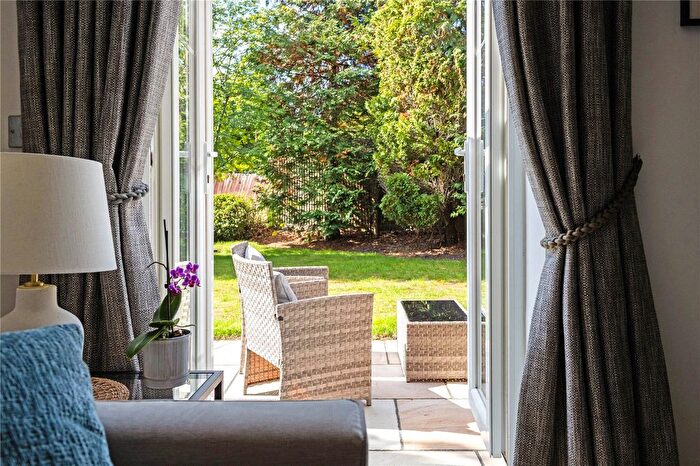 2 Bedroom Flat For Sale In Hurlands Close, Farnham, Surrey, GU9