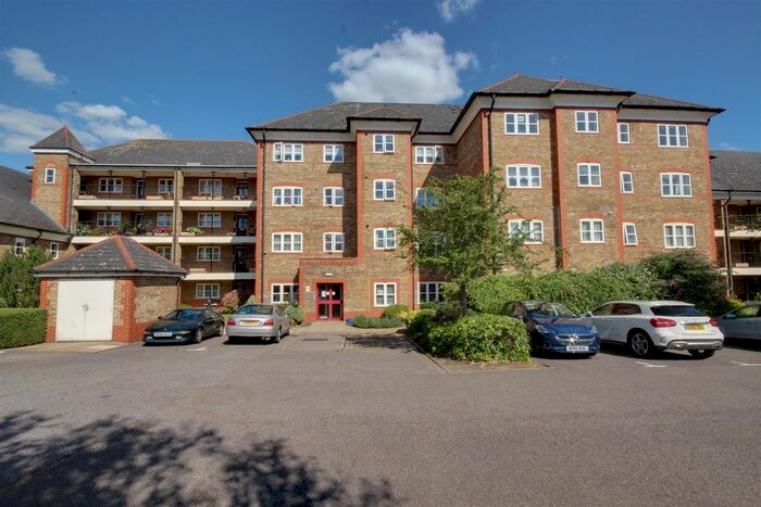 2 Bedroom Flat To Rent In Newsholme Drive, London, N21