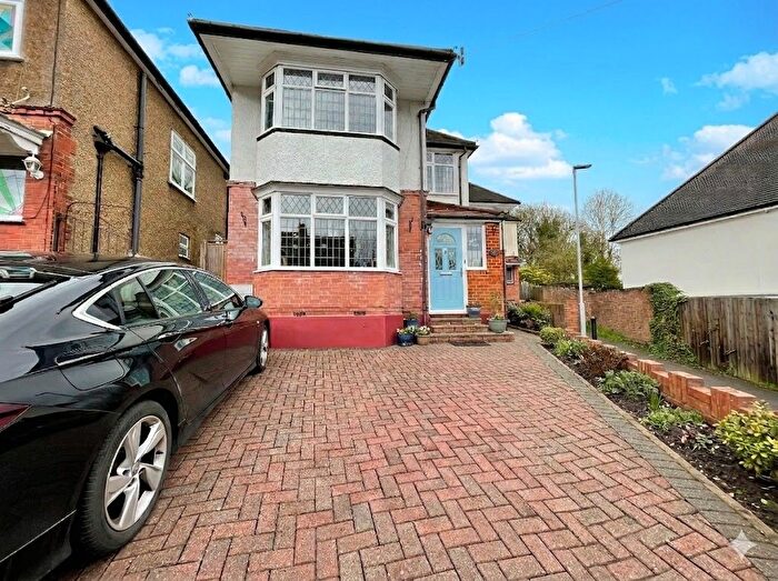 4 Bedroom Detached House For Sale In Cutenhoe Road, Luton, Bedfordshire, LU1