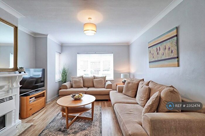 2 Bedroom Flat To Rent In Boleyn Gardens, Brentwood, CM13