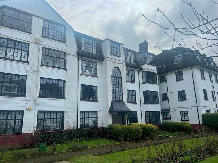 3 Bedroom Flat To Rent In Leigham Avenue, London, SW16