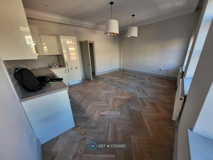 2 Bedroom Flat To Rent In Streatham High Road, London, SW16