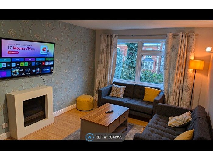 2 Bedroom Flat To Rent In Old Warwick Court, Solihull, B92
