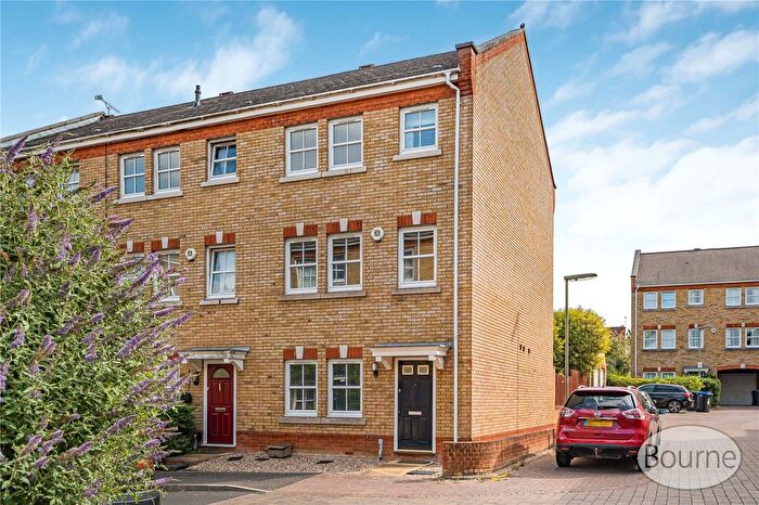 4 Bedroom End Of Terrace House For Sale In Florence Way, Knaphill, Woking, Surrey, GU21