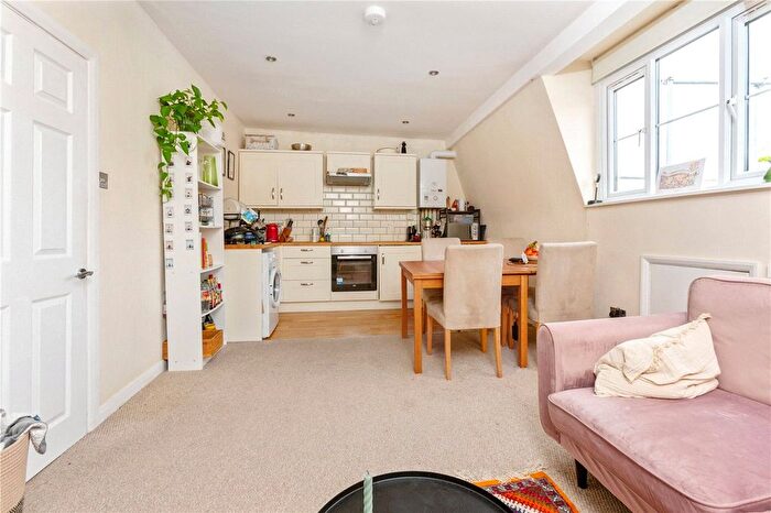 2 Bedroom Flat To Rent In Arlingford Road, London, SW2