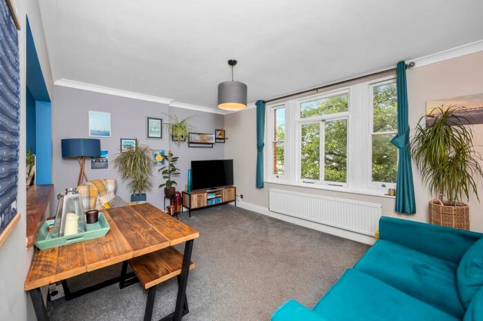 3 Bedroom Flat To Rent In Clarendon Villas, Hove, BN3