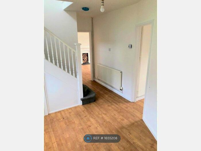 3 Bedroom Semi-Detached House To Rent In Goldstone Way, Hove, BN3