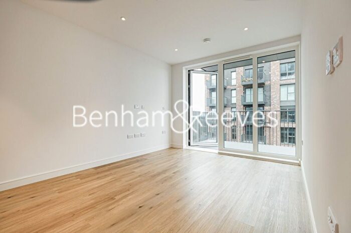 2 Bedroom Flat To Rent In Greenleaf Walk, Southall, UB1