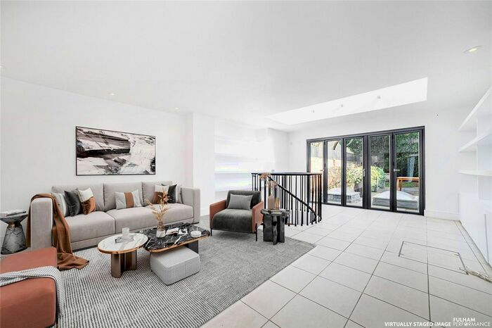 3 Bedroom Terraced House To Rent In Cadogan Lane, London, SW1X