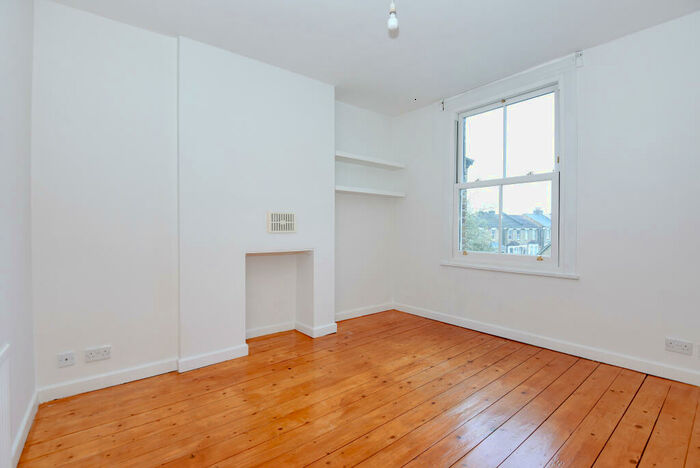 2 Bedroom Apartment To Rent In South Woodford, E18