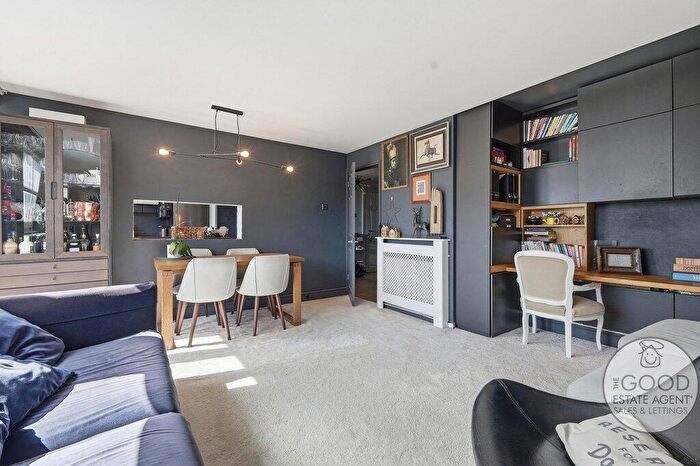 2 Bedroom Flat For Sale In Cedar Court, Churchfields, E18
