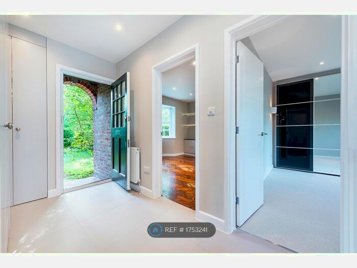 1 Bedroom Flat To Rent In Midholm Close, London, NW11