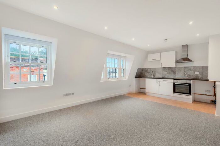 Apartment To Rent In High Street, Chesham, HP5