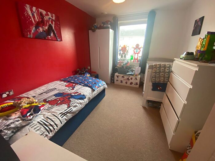 2 Bedroom Flat For Sale In Cumbrian Way, Southampton, SO16