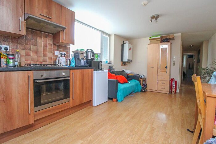 2 Bedroom Flat To Rent In Richmond Road, Roath, Cardiff, CF24
