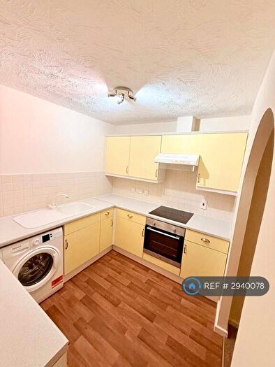 2 Bedroom Flat To Rent In Swallows Croft, Reading, RG1