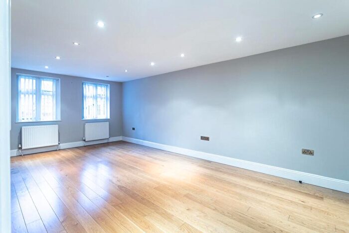 2 Bedroom Flat To Rent In Chimneys Lodge, Forty Hill, Enfield, EN2