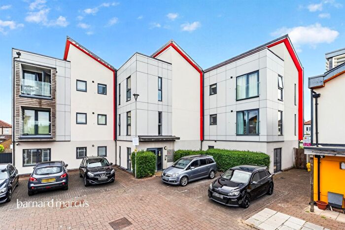 2 Bedroom Flat For Sale In Cairns Avenue, London, SW16