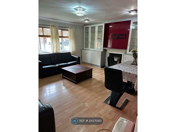 2 Bedroom Flat To Rent In Wren Drive, West Drayton, UB7