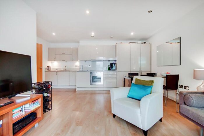 2 Bedroom Flat To Rent In Bow Common Lane London, E3