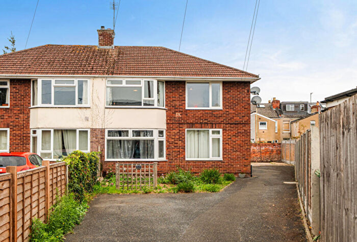 2 Bedroom Maisonette For Sale In Hayes Road, Cheltenham, Gloucestershire, GL52