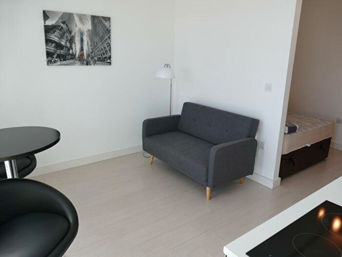 1 Bedroom Flat To Rent In Ingram Street, Leeds, West Yorkshire, Uk, LS11