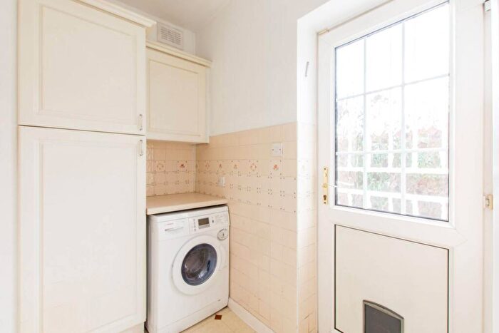 2 Bedroom Cottage To Rent In East End Road, East Finchley, London, N2