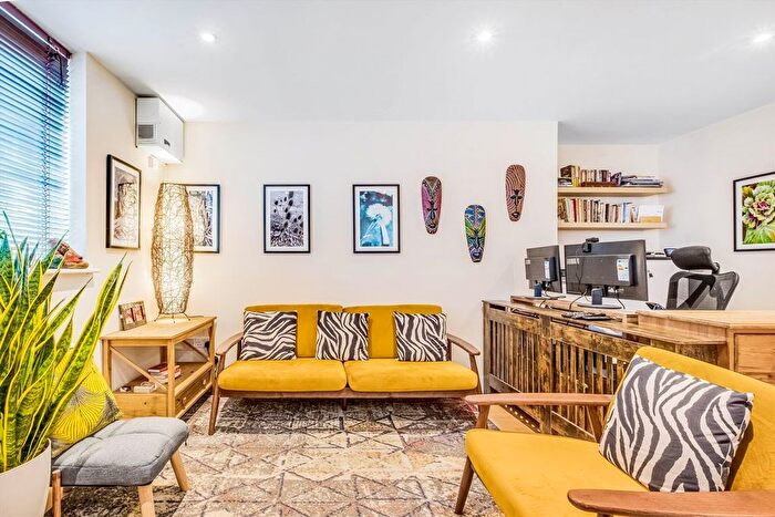 2 Bedroom Flat For Sale In Penwith Road, Earlsfield, SW18