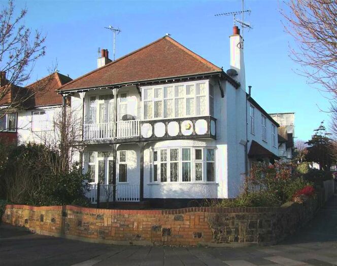 2 Bedroom Apartment To Rent In The Drive, Chalkwell, SS0