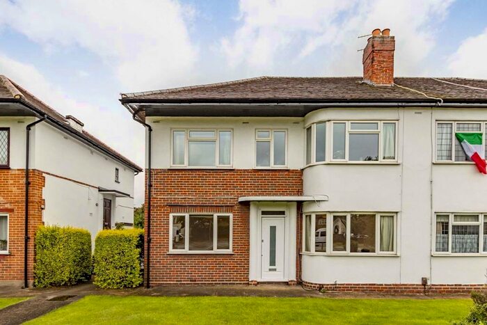 2 Bedroom Flat To Rent In Chertsey Road, St Margarets, Twickenham, TW1