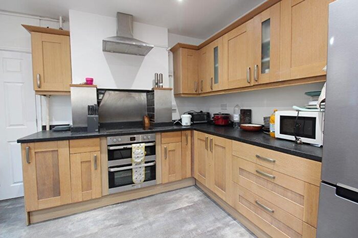 4 Bedroom Semi Detached House To Rent In Newcombe Road, Polygon, SO15