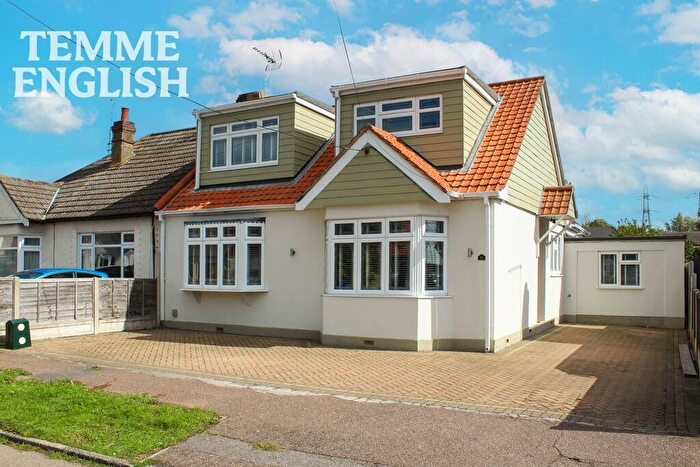 5 Bedroom Semi-Detached House For Sale In First Avenue, Wickford, Essex, SS11