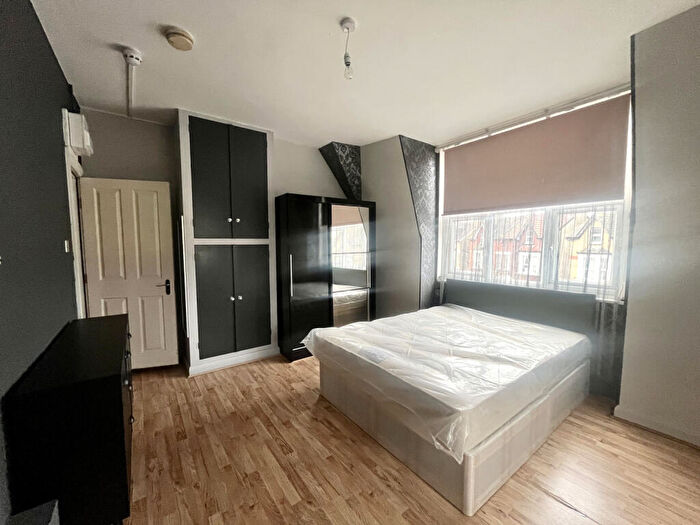 Flat To Rent In High Road, N22