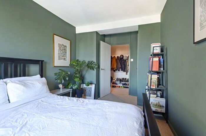 2 Bedroom Flat To Rent In Battersea Church Road London, SW11