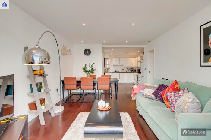 3 Bedroom Apartment To Rent In - De Beauvoir Crescent, London, Greater London, N1