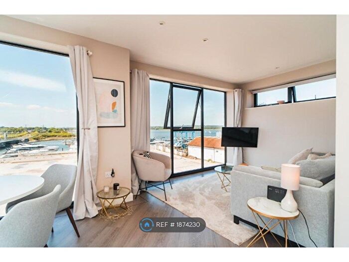 2 Bedroom Flat To Rent In West Quay Road, Poole, BH15