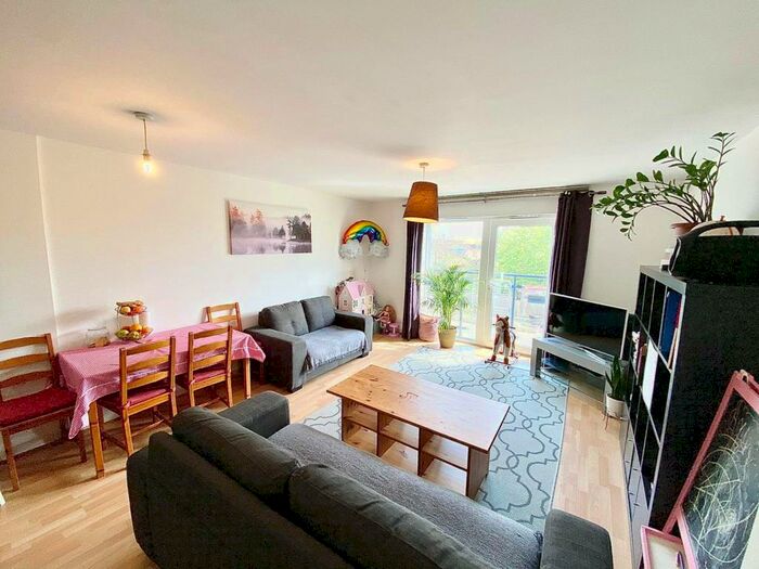 2 Bedroom Flat To Rent In Topaz Court, Leytonstone, E11