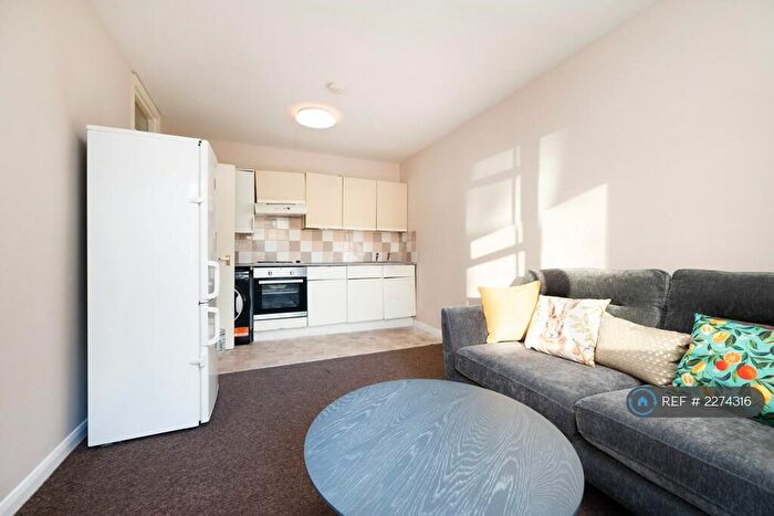 3 Bedroom Flat To Rent In Claremont Close, London, E16
