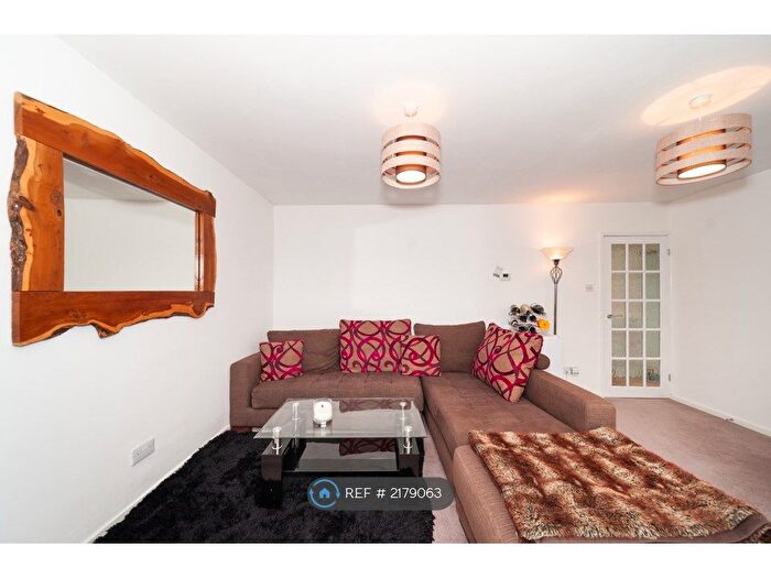 3 Bedroom Flat To Rent In Lansdowne Court, Broxbourne, EN10