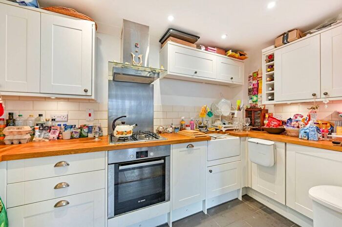 2 Bedroom Flat To Rent In Candler Mews, Twickenham, TW1