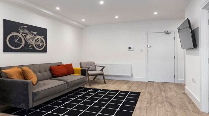 3 Bedroom Flat To Rent In Vivian Avenue, Hendon, London, NW4