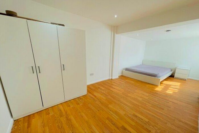 Studio To Rent In Pond Road, London, E15
