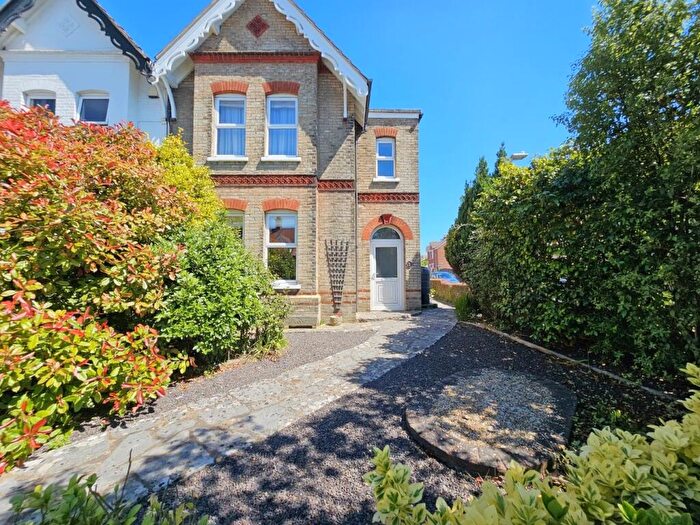 3 Bedroom Detached House For Sale In Wimborne Road, Poole, BH15