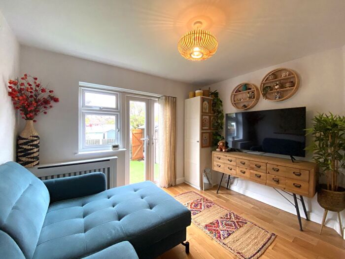 1 Bedroom Flat For Sale In Flemming Crescent, Leigh-On-Sea, SS9