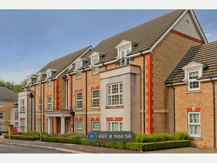 2 Bedroom Flat To Rent In Fuller Close, Bushey, WD23