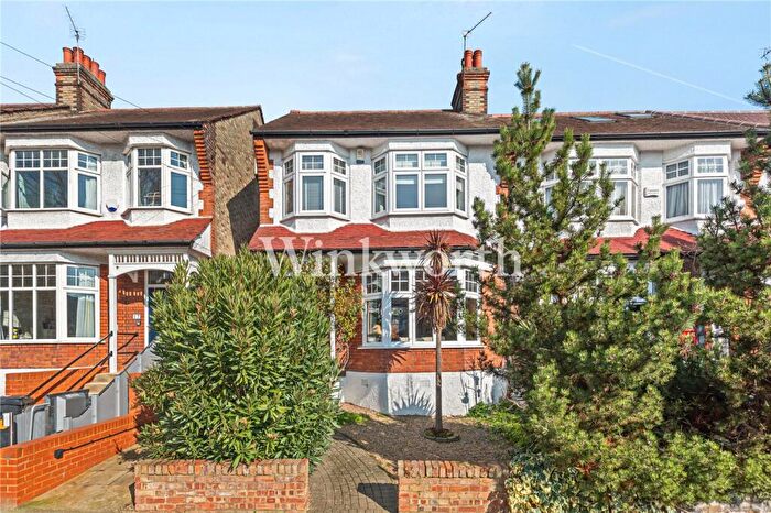 3 Bedroom End Of Terrace House For Sale In Hawthorn Avenue, London, N13