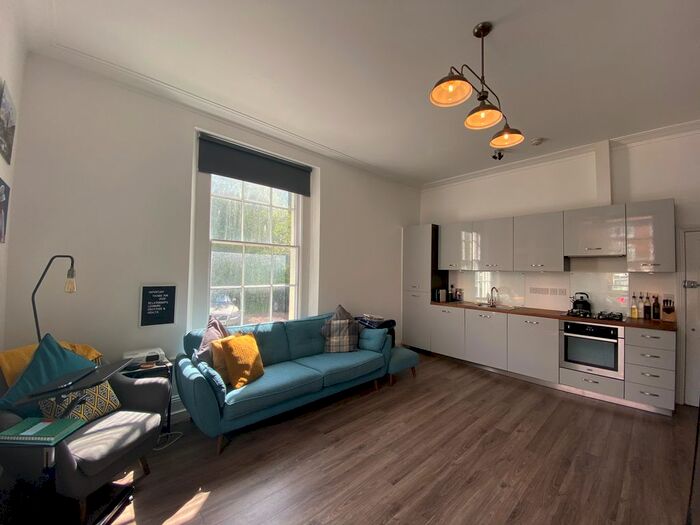 2 Bedroom Flat To Rent In Grosvenor Square, Southampton, SO15