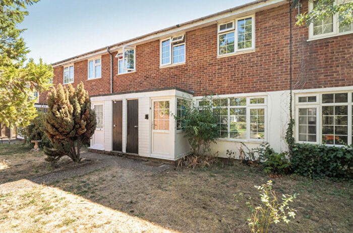 3 Bedroom Terraced House For Sale In Leafield Close, Woking, Surrey, GU21