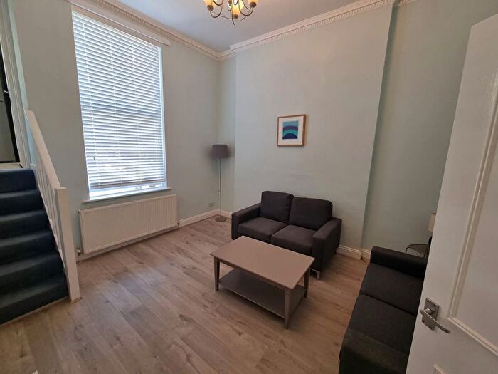 2 Bedroom Flat To Rent In Cambridge Gardens, London, W10