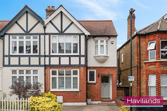 3 Bedroom Semi-detached House For Sale In Arlow Road, London, N21